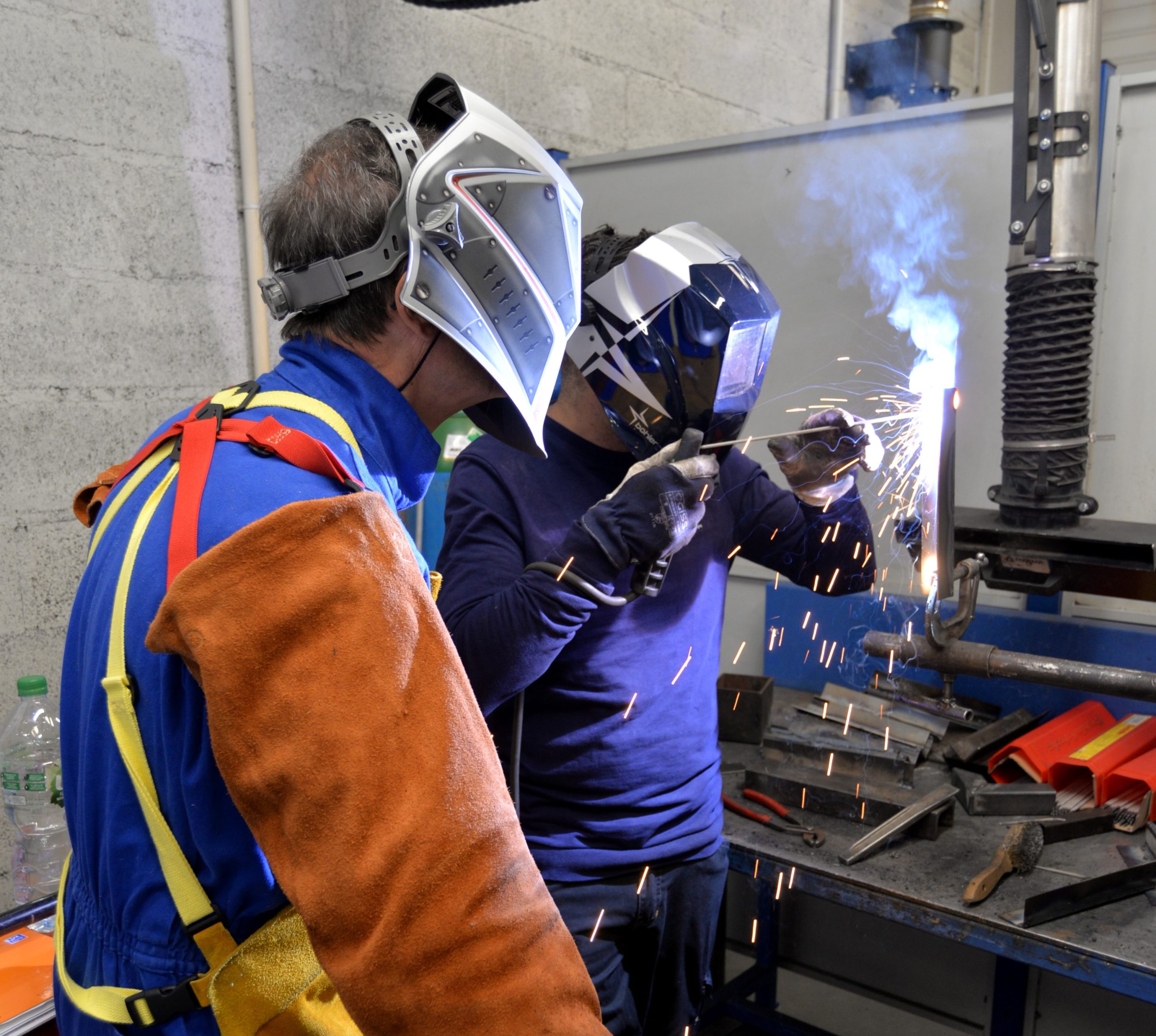 Un apprenti en soudure accompagné de son formateur